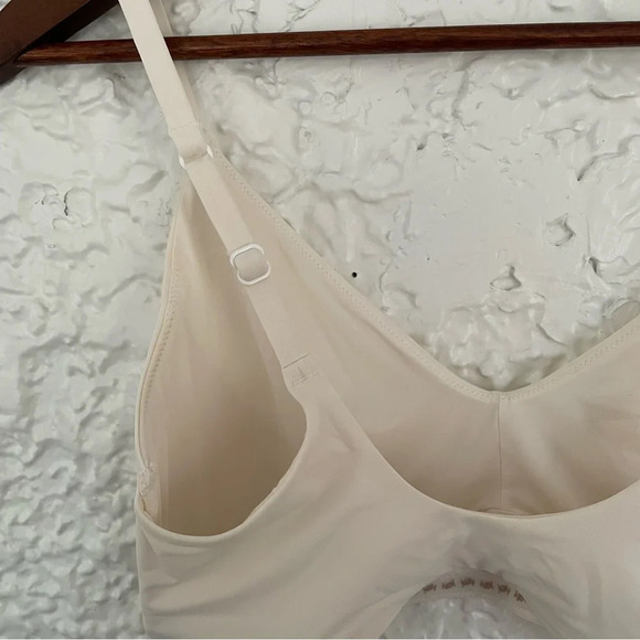 Women’s Yitty Smoothed Reality Plunge Bra Size Medium in On My Ivories - Picture 8 of 11